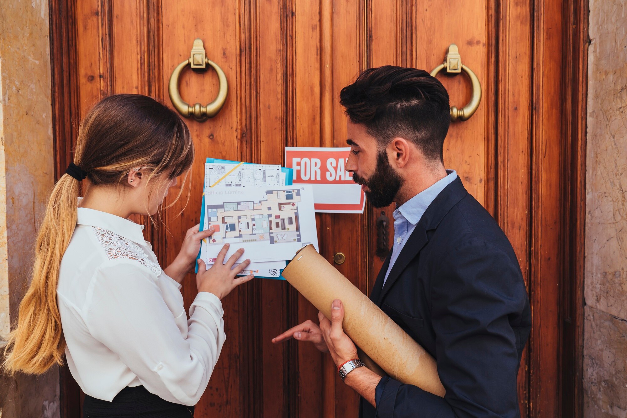 agentes inmobiliarios trabajando puerta principal edificio 23 2147650201