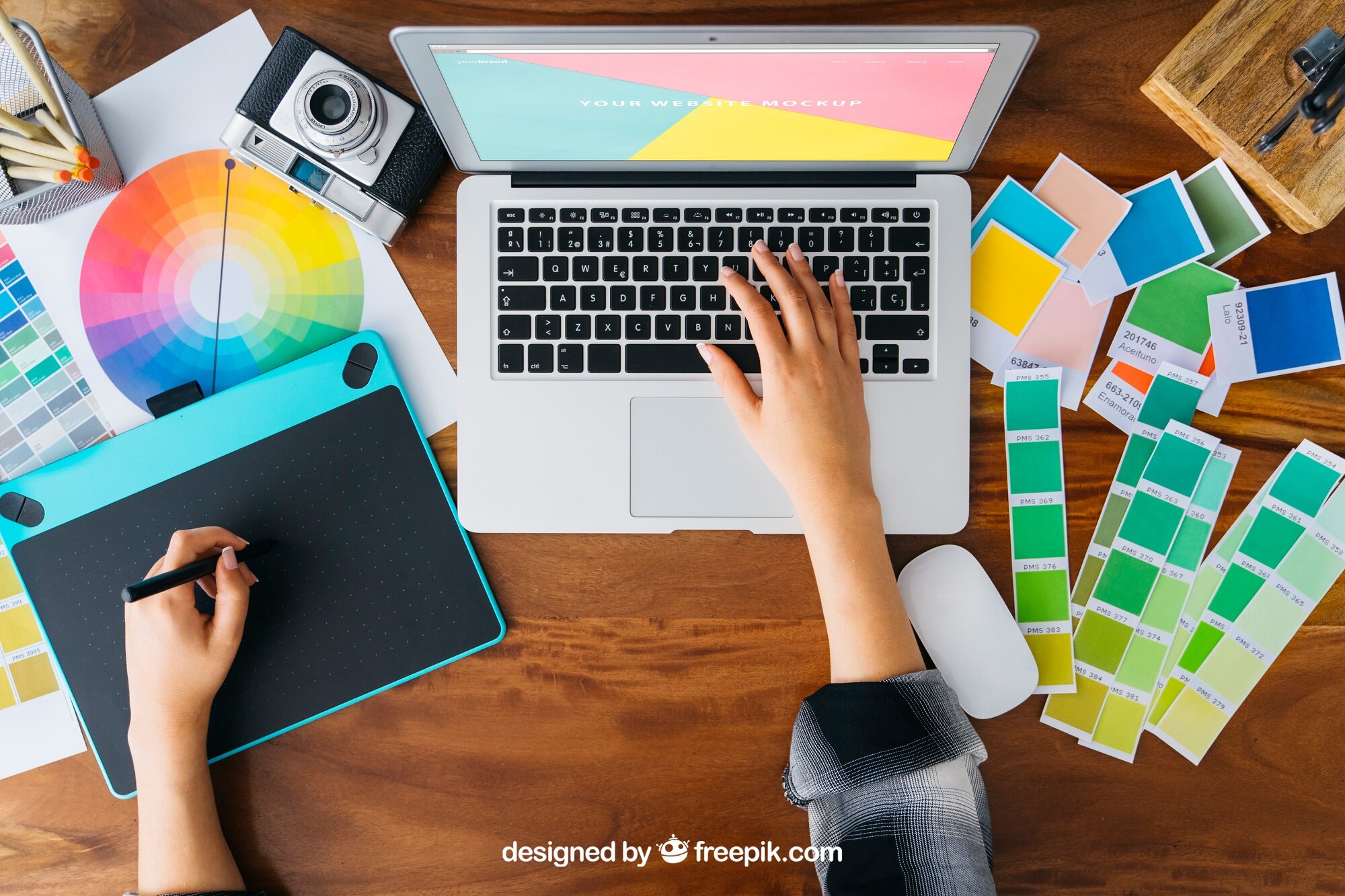 mockup vista superior disenador grafico portatil 23 2147675736