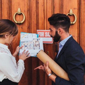 agentes inmobiliarios trabajando puerta principal edificio 23 2147650201