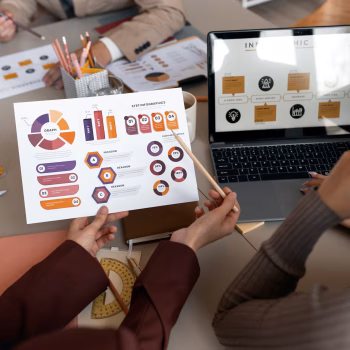 personas alto angulo que trabajan computadora portatil 23 2149636255